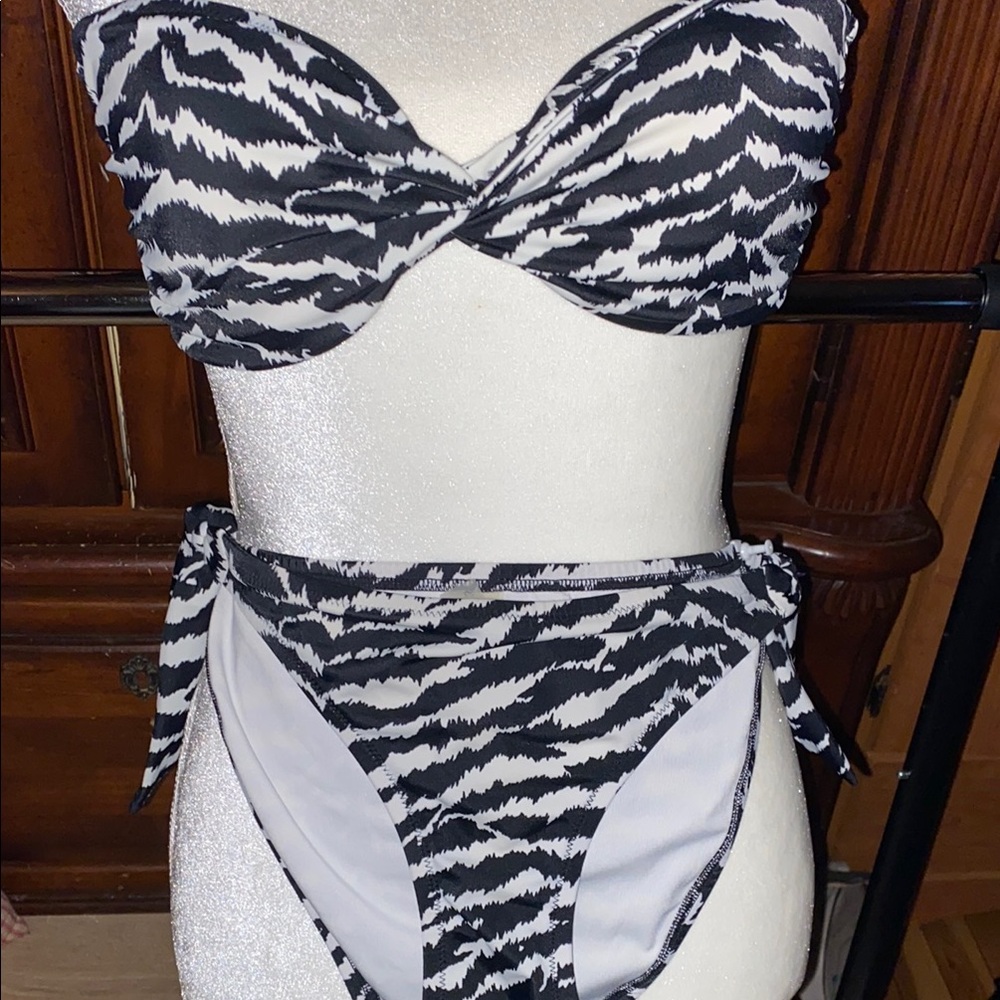 Victoria's Secret Black and White Bikini Top - Picture 5 of 10